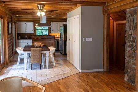 Cozy 2 Bedroom Cabin Nestled In Wooded Hideaway Monterey Luaran gambar