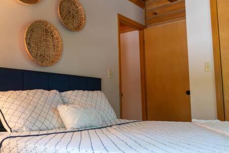 Cozy 2 Bedroom Cabin Nestled In Wooded Hideaway Monterey Luaran gambar